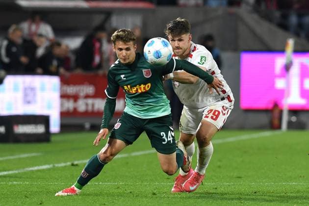 Anssi Suhonen (Jahn Regensburg) und Jan Thielmann (1. FC Koeln) im Zweikampf waehrend des Spiels der 2. Bundesliga zwischen 1. FC Köln und Jahn Regensburg im RheinEnergieStadion am 03. May 2025 in Köln, Deutschland. (Foto von Ralf Treese DeFodi Images) +++ Anssi Suhonen (Jahn Regensburg) und Jan Thielmann (1. FC Koeln) battle for the ball during the 2. Bundesliga match between 1. FC Köln and Jahn Regensburg at RheinEnergieStadion on May 3, 2025 in Cologne, Germany. (Photo by Ralf Treese DeFodi Images) DFB DFL REGULATIONS PROHIBIT ANY USE OF PHOTOGRAPHS AS IMAGE SEQUENCES AND OR QUASI-VIDEO. (Photo by Ralf Treese DeFodi Images)
