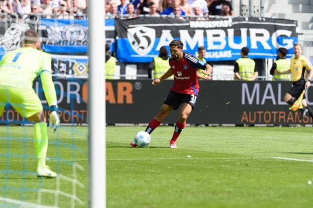 Immanuel Pherai (10 Hamburger SV) crossing the ball into the box to assist Davie Selke (27 Hamburger SV) goal during the 2. Bundesliga match between SV Darmstadt 98 and Hamburger SV at Stadion am Böllenfalltor, Darmstadt, Germany. (Sven Beyrich SPP)  Copyright: xSvenxBeyrich SPPx spp-en-SvBe-20250503-D4S_1012