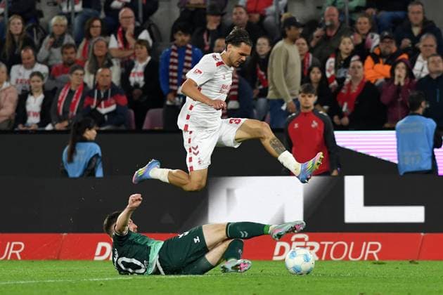 Christian Kuehlwetter (Jahn Regensburg) und Max Finkgraefe (1. FC Koeln) im Zweikampf waehrend des Spiels der 2. Bundesliga zwischen 1. FC Köln und Jahn Regensburg im RheinEnergieStadion am 03. May 2025 in Köln, Deutschland. (Foto von Ralf Treese DeFodi Images) +++ Christian Kuehlwetter (Jahn Regensburg) und Max Finkgraefe (1. FC Koeln) battle for the ball during the 2. Bundesliga match between 1. FC Köln and Jahn Regensburg at RheinEnergieStadion on May 3, 2025 in Cologne, Germany. (Photo by Ralf Treese DeFodi Images) DFB DFL REGULATIONS PROHIBIT ANY USE OF PHOTOGRAPHS AS IMAGE SEQUENCES AND OR QUASI-VIDEO. (Photo by Ralf Treese DeFodi Images)