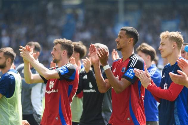 Players of Hamburger SV with Robert Glatzel (9 Hamburger SV) applauding their travellling fans after the 2. Bundesliga match between SV Darmstadt 98 and Hamburger SV at Stadion am Böllenfalltor, Darmstadt, Germany. (Sven Beyrich SPP)  Copyright: xSvenxBeyrich SPPx spp-en-SvBe-20250503-D4S_1080