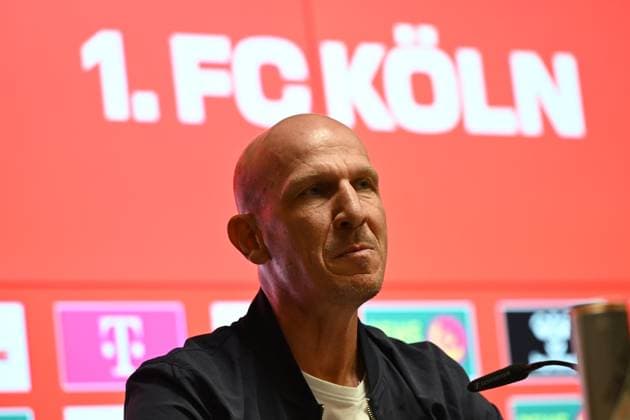 Trainer Gerhard Struber (1. FC Koeln) schaut waehrend des Spiels der 2. Bundesliga zwischen 1. FC Köln und Jahn Regensburg im RheinEnergieStadion am 03. May 2025 in Köln, Deutschland. (Foto von Ralf Treese DeFodi Images) +++ Trainer Gerhard Struber (1. FC Koeln) looks on during the 2. Bundesliga match between 1. FC Köln and Jahn Regensburg at RheinEnergieStadion on May 3, 2025 in Cologne, Germany. (Photo by Ralf Treese DeFodi Images) DFB DFL REGULATIONS PROHIBIT ANY USE OF PHOTOGRAPHS AS IMAGE SEQUENCES AND OR QUASI-VIDEO. (Photo by Ralf Treese DeFodi Images)