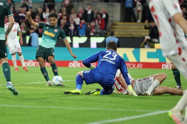 GER, 2.FBL, 1. FC Koeln vs. SSV Jahn Regensburg 03.05.2025, Rheinenergie Stadion, Koeln, GER, 2.FBL, 1. FC Koeln vs. SSV Jahn Regensburg, im Bild: Bryan Hein (Regensburg 3), rettet im Strafraum