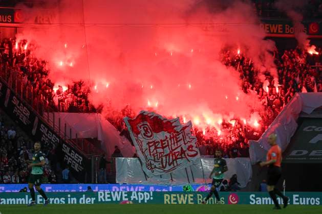Fans von SSV Jahn Regensburg mit Pyrotechnik waehrend des Spiels der 2. Bundesliga zwischen 1. FC Köln und Jahn Regensburg im RheinEnergieStadion am 03. May 2025 in Köln, Deutschland. (Foto von Oliver Kaelke DeFodi Images) +++ Supporters of SSV Jahn Regensburg use pyrotechnics during the 2. Bundesliga match between 1. FC Köln and Jahn Regensburg at RheinEnergieStadion on May 3, 2025 in Cologne, Germany. (Photo by Oliver Kaelke DeFodi Images) DFB DFL REGULATIONS PROHIBIT ANY USE OF PHOTOGRAPHS AS IMAGE SEQUENCES AND OR QUASI-VIDEO. (Photo by Oliver Kaelke DeFodi Images)