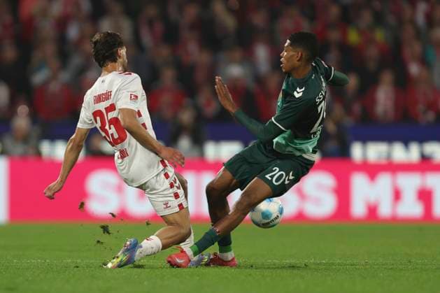 Max Finkgraefe (1. FC Koeln) und Noah Ganaus (SSV Jahn Regensburg) im Zweikampf waehrend des Spiels der 2. Bundesliga zwischen 1. FC Köln und Jahn Regensburg im RheinEnergieStadion am 03. May 2025 in Köln, Deutschland. (Foto von Oliver Kaelke DeFodi Images) +++ Max Finkgraefe (1. FC Koeln) und Noah Ganaus (SSV Jahn Regensburg) battle for the ball during the 2. Bundesliga match between 1. FC Köln and Jahn Regensburg at RheinEnergieStadion on May 3, 2025 in Cologne, Germany. (Photo by Oliver Kaelke DeFodi Images) DFB DFL REGULATIONS PROHIBIT ANY USE OF PHOTOGRAPHS AS IMAGE SEQUENCES AND OR QUASI-VIDEO. (Photo by Oliver Kaelke DeFodi Images)