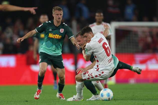 Eric Martel (1. FC Koeln) und Eric Hottmann (SSV Jahn Regensburg) im Zweikampf waehrend des Spiels der 2. Bundesliga zwischen 1. FC Köln und Jahn Regensburg im RheinEnergieStadion am 03. May 2025 in Köln, Deutschland. (Foto von Oliver Kaelke DeFodi Images) +++ Eric Martel (1. FC Koeln) und Eric Hottmann (SSV Jahn Regensburg) battle for the ball during the 2. Bundesliga match between 1. FC Köln and Jahn Regensburg at RheinEnergieStadion on May 3, 2025 in Cologne, Germany. (Photo by Oliver Kaelke DeFodi Images) DFB DFL REGULATIONS PROHIBIT ANY USE OF PHOTOGRAPHS AS IMAGE SEQUENCES AND OR QUASI-VIDEO. (Photo by Oliver Kaelke DeFodi Images)