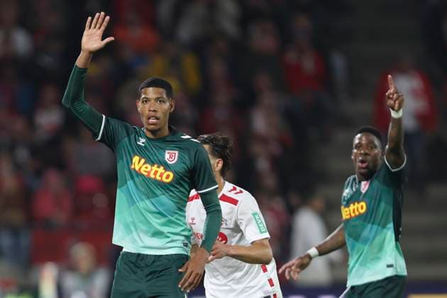 Noah Ganaus (SSV Jahn Regensburg) gestikuliert, Gestik waehrend des Spiels der 2. Bundesliga zwischen 1. FC Köln und Jahn Regensburg im RheinEnergieStadion am 03. May 2025 in Köln, Deutschland. (Foto von Oliver Kaelke DeFodi Images) +++ Noah Ganaus (SSV Jahn Regensburg) gestures during the 2. Bundesliga match between 1. FC Köln and Jahn Regensburg at RheinEnergieStadion on May 3, 2025 in Cologne, Germany. (Photo by Oliver Kaelke DeFodi Images) DFB DFL REGULATIONS PROHIBIT ANY USE OF PHOTOGRAPHS AS IMAGE SEQUENCES AND OR QUASI-VIDEO. (Photo by Oliver Kaelke DeFodi Images)