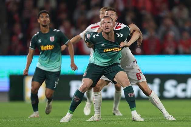 Eric Hottmann (SSV Jahn Regensburg) und Eric Martel (1. FC Koeln) im Zweikampf waehrend des Spiels der 2. Bundesliga zwischen 1. FC Köln und Jahn Regensburg im RheinEnergieStadion am 03. May 2025 in Köln, Deutschland. (Foto von Oliver Kaelke DeFodi Images) +++ Eric Hottmann (SSV Jahn Regensburg) und Eric Martel (1. FC Koeln) battle for the ball during the 2. Bundesliga match between 1. FC Köln and Jahn Regensburg at RheinEnergieStadion on May 3, 2025 in Cologne, Germany. (Photo by Oliver Kaelke DeFodi Images) DFB DFL REGULATIONS PROHIBIT ANY USE OF PHOTOGRAPHS AS IMAGE SEQUENCES AND OR QUASI-VIDEO. (Photo by Oliver Kaelke DeFodi Images)