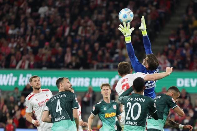 GER, 2.FBL, 1. FC Koeln vs. SSV Jahn Regensburg 03.05.2025, Rheinenergie Stadion, Koeln, GER, 2.FBL, 1. FC Koeln vs. SSV Jahn Regensburg, im Bild: Julian Pollersbeck Torwart (Regensburg 23), faengt vor Dominique Heintz (FC Koeln 3),