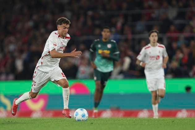 Luca Waldschmidt (1. FC Koeln) in Aktion, am Ball, Einzelaktion waehrend des Spiels der 2. Bundesliga zwischen 1. FC Köln und Jahn Regensburg im RheinEnergieStadion am 03. May 2025 in Köln, Deutschland. (Foto von Oliver Kaelke DeFodi Images) +++ Luca Waldschmidt (1. FC Koeln) controls the ball during the 2. Bundesliga match between 1. FC Köln and Jahn Regensburg at RheinEnergieStadion on May 3, 2025 in Cologne, Germany. (Photo by Oliver Kaelke DeFodi Images) DFB DFL REGULATIONS PROHIBIT ANY USE OF PHOTOGRAPHS AS IMAGE SEQUENCES AND OR QUASI-VIDEO. (Photo by Oliver Kaelke DeFodi Images)