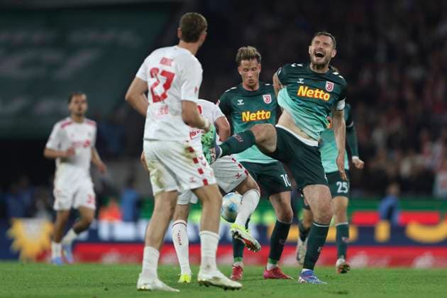 Florian Ballas (SSV Jahn Regensburg) gestikuliert, Gestik waehrend des Spiels der 2. Bundesliga zwischen 1. FC Köln und Jahn Regensburg im RheinEnergieStadion am 03. May 2025 in Köln, Deutschland. (Foto von Oliver Kaelke DeFodi Images) +++ Florian Ballas (SSV Jahn Regensburg) gestures during the 2. Bundesliga match between 1. FC Köln and Jahn Regensburg at RheinEnergieStadion on May 3, 2025 in Cologne, Germany. (Photo by Oliver Kaelke DeFodi Images) DFB DFL REGULATIONS PROHIBIT ANY USE OF PHOTOGRAPHS AS IMAGE SEQUENCES AND OR QUASI-VIDEO. (Photo by Oliver Kaelke DeFodi Images)