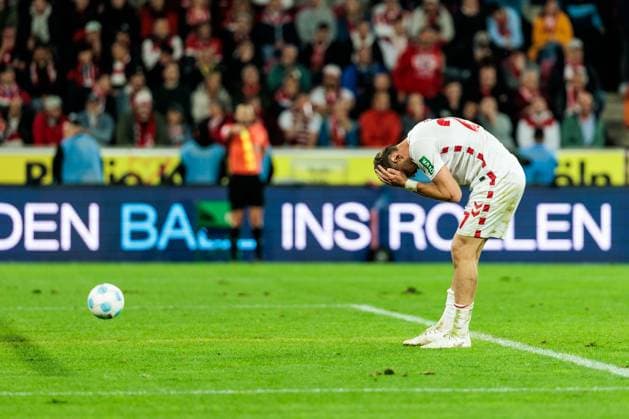 2. Fußball Bundesliga: 1. FC Köln - SSV Jahn Regensburg; 03.05.2025 Imad Rondic (1. FC Köln, 27) frustriert, traurig, niedergeschlagen, schlägt die Hände über dem Kopf zusammen haben 2. Fußball Bundesliga, 1. FC Köln - SSV Jahn Regensburg, Köln, Rheinenergiestadion am 03.05.2025 DFL REGULATIONS PROHIBIT ANY USE OF PHOTOGRAPHS AS IMAGE SEQUENCES AND OR QUASI-VIDEO.