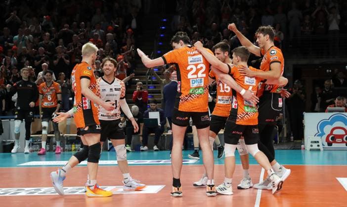 Ruben Schott, Kyle Dagostino, Jake Hanes, Moritz Reichert, Johannes Tille, Tobias Krick jubelt Freude Emotion Jubel Volleyball Bundesliga Herren Play Off Finale 3. Spiel Saison 2024 2025 03.05.2025 BR Volleys Berlin BRV vs SVG Lüneburg