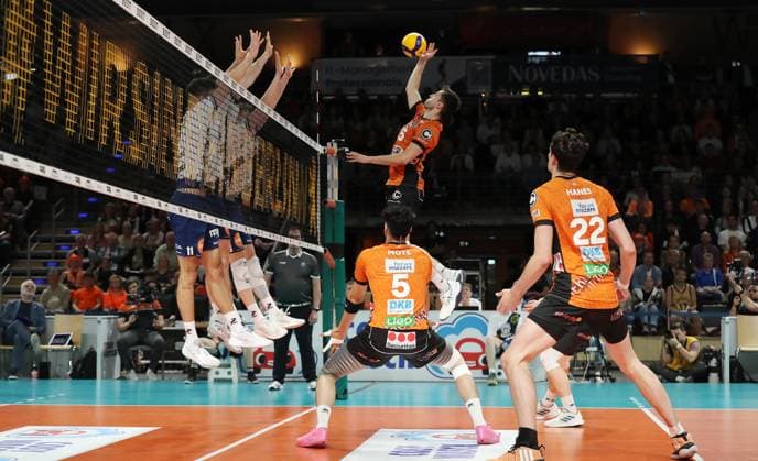Xander Ketrzynski, Theo Mohwinkel, Moritz Reichert im Angriff, Nehemiah Mote, Jake Hanes Zweikampf Spielszene Aktion Volleyball Bundesliga Herren Play Off Finale 3. Spiel Saison 2024 2025 03.05.2025 BR Volleys Berlin BRV vs SVG Lüneburg