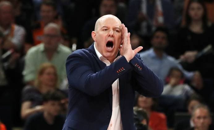 Trainer Joel Banks gibt Anweisungen Aktion Oberkörper Volleyball Bundesliga Herren Play Off Finale 3. Spiel Saison 2024 2025 03.05.2025 BR Volleys Berlin BRV vs SVG Lüneburg