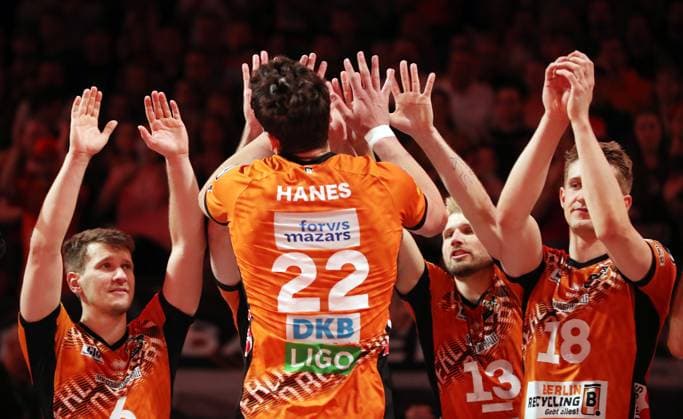 Jake Hanes MVP jubelt, Mannschaft der Berlin Recycling Volleys sind Deutscher Meister Jubel Emotion Freude Volleyball Bundesliga Herren Play Off Finale 3. Spiel Saison 2024 2025 03.05.2025 BR Volleys Berlin BRV vs SVG Lüneburg