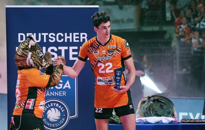 Jake Hanes MVP, Mannschaft der Berlin Recycling Volleys sind Deutscher Meister Jubel Emotion Freude Volleyball Bundesliga Herren Play Off Finale 3. Spiel Saison 2024 2025 03.05.2025 BR Volleys Berlin BRV vs SVG Lüneburg