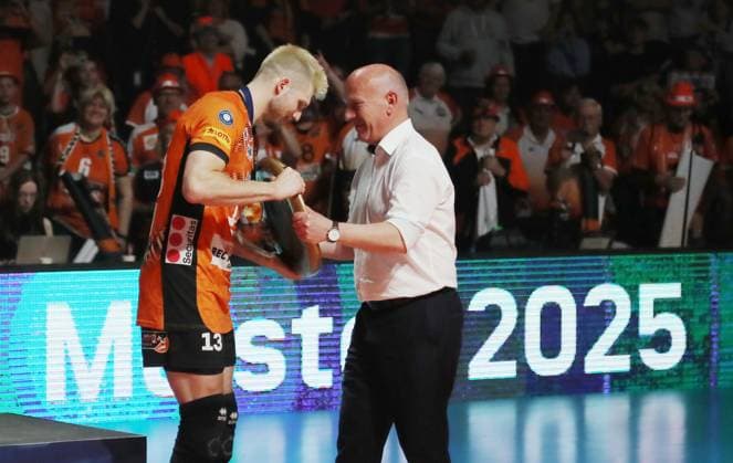 Bürgermeister Kai Wegner übergibt Meisterschale an Ruben Schott, Mannschaft der Berlin Recycling Volleys sind Deutscher Meister Jubel Emotion Freude Siegerehrung Volleyball Bundesliga Herren Play Off Finale 3. Spiel Saison 2024 2025 03.05.2025 BR Volleys Berlin BRV vs SVG Lüneburg