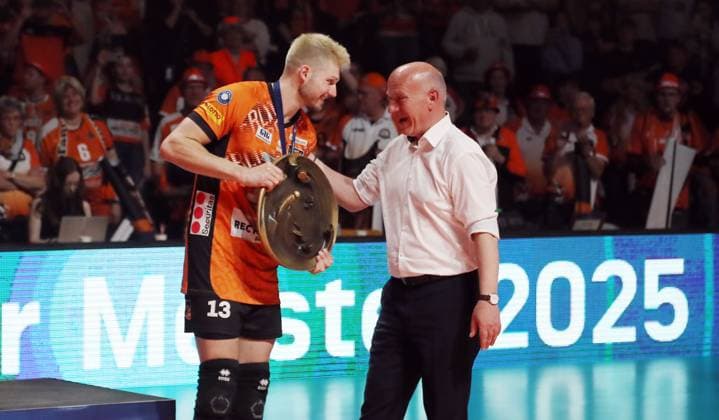 Bürgermeister Kai Wegner übergibt Meisterschale an Ruben Schott, Mannschaft der Berlin Recycling Volleys sind Deutscher Meister Jubel Emotion Freude Siegerehrung Volleyball Bundesliga Herren Play Off Finale 3. Spiel Saison 2024 2025 03.05.2025 BR Volleys Berlin BRV vs SVG Lüneburg