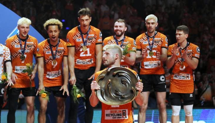 Ruben Schott mit Meisterschale, Mannschaft der Berlin Recycling Volleys sind Deutscher Meister Jubel Emotion Freude Siegerehrung Volleyball Bundesliga Herren Play Off Finale 3. Spiel Saison 2024 2025 03.05.2025 BR Volleys Berlin BRV vs SVG Lüneburg