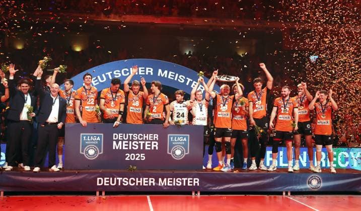 Ruben Schott mit Meisterschale, Mannschaft der Berlin Recycling Volleys sind Deutscher Meister Jubel Emotion Freude Siegerehrung Volleyball Bundesliga Herren Play Off Finale 3. Spiel Saison 2024 2025 03.05.2025 BR Volleys Berlin BRV vs SVG Lüneburg