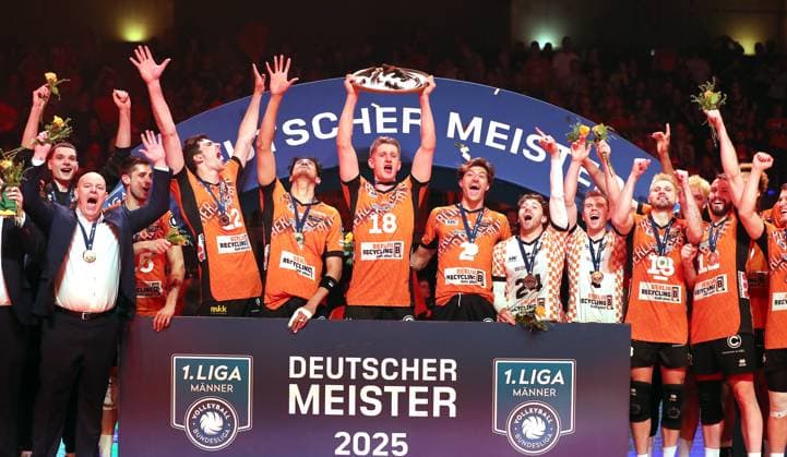 Florian Krage mit Meisterschale, Mannschaft der Berlin Recycling Volleys sind Deutscher Meister Jubel Emotion Freude Siegerehrung Volleyball Bundesliga Herren Play Off Finale 3. Spiel Saison 2024 2025 03.05.2025 BR Volleys Berlin BRV vs SVG Lüneburg