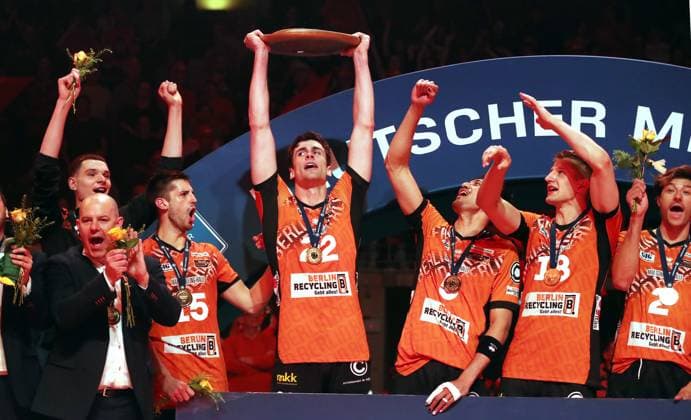 Jake Hanes mit Meisterschale, Mannschaft der Berlin Recycling Volleys sind Deutscher Meister Jubel Emotion Freude Siegerehrung Volleyball Bundesliga Herren Play Off Finale 3. Spiel Saison 2024 2025 03.05.2025 BR Volleys Berlin BRV vs SVG Lüneburg