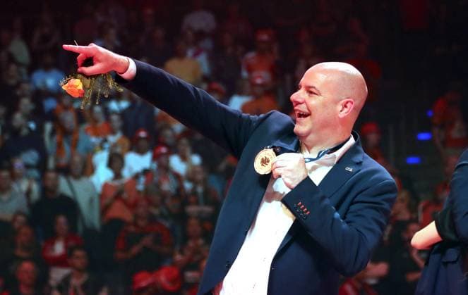 Trainer Joel Banks mit Goldmedaille jubelt, Mannschaft der Berlin Recycling Volleys sind Deutscher Meister Jubel Emotion Freude Siegerehrung Volleyball Bundesliga Herren Play Off Finale 3. Spiel Saison 2024 2025 03.05.2025 BR Volleys Berlin BRV vs SVG Lüneburg