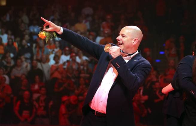 Trainer Joel Banks mit Goldmedaille jubelt, Mannschaft der Berlin Recycling Volleys sind Deutscher Meister Jubel Emotion Freude Siegerehrung Volleyball Bundesliga Herren Play Off Finale 3. Spiel Saison 2024 2025 03.05.2025 BR Volleys Berlin BRV vs SVG Lüneburg