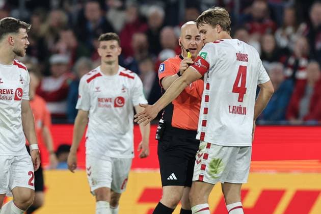 GER, 2.FBL, 1. FC Koeln vs. SSV Jahn Regensburg 03.05.2025, Rheinenergie Stadion, Koeln, GER, 2.FBL, 1. FC Koeln vs. SSV Jahn Regensburg, im Bild: Nicolas Winter Schiedsrichter referee und Timo Hübers Huebers (FC Koeln 4), diskutieren ueber eine Spielszene