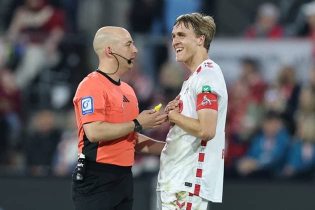 GER, 2.FBL, 1. FC Koeln vs. SSV Jahn Regensburg 03.05.2025, Rheinenergie Stadion, Koeln, GER, 2.FBL, 1. FC Koeln vs. SSV Jahn Regensburg, im Bild: Nicolas Winter Schiedsrichter referee diskutiert mit Timo Hübers Huebers (FC Koeln 4),