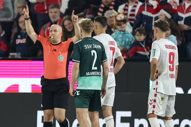 GER, 2.FBL, 1. FC Koeln vs. SSV Jahn Regensburg 03.05.2025, Rheinenergie Stadion, Koeln, GER, 2.FBL, 1. FC Koeln vs. SSV Jahn Regensburg, im Bild: Nicolas Winter Schiedsrichter referee zeigt das Zeichen Videobeweis