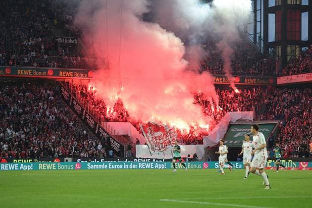 GER, 2.FBL, 1. FC Koeln vs. SSV Jahn Regensburg 03.05.2025, Rheinenergie Stadion, Koeln, GER, 2.FBL, 1. FC Koeln vs. SSV Jahn Regensburg, im Bild: Pyrotechnik, Feuerwerk, Rauch, Gefahr, Feuer, Leuchtfeuer, Kurve, Regensburg