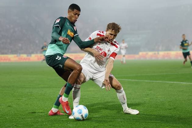 GER, 2.FBL, 1. FC Koeln vs. SSV Jahn Regensburg 03.05.2025, Rheinenergie Stadion, Koeln, GER, 2.FBL, 1. FC Koeln vs. SSV Jahn Regensburg, im Bild: Noah Ganaus (Regensburg 20), im Zweikampf gegen Timo Hübers Huebers (FC Koeln 4),