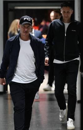 03.05.2025, xophax, Fussball 2.Bundesliga 1.FC Köln gegen Jahn Regensburg Trainer Gerhard Struber , links und Geschäftsführer Christian Keller , rechts auf den Weg zur Pressekonferenz nach dem Spiel DFL DFB REGULATIONS PROHIBIT ANY USE OF PHOTOGRAPHS as IMAGE SEQUENCES and or QUASI-VIDEO) Köln *** 03 05 2025, xophax, Soccer 2 Bundesliga 1 FC Köln vs Jahn Regensburg Coach Gerhard Struber , left and Managing Director Sport Christian Keller , right on the way to the press conference after the match DFL DFB REGULATIONS PROHIBIT ANY USE OF PHOTOGRAPHS as IMAGE SEQUENCES and or QUASI VIDEO Köln
