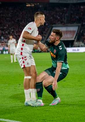 Tim Lemperle (1. FC Koeln, 19) hilft Christian Kuehlwetter (SSV Jahn Regensburg, 30) hoch 1. FC Köln - SSV Jahn Regensburg, 03.05.2025 Fussball, 2. Bundesliga, RheinEnergieStadion Köln DFL regulations prohibit any use of photographs as image sequences and or quasi-video.