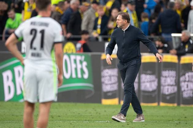 Trainer Ralph HASENHUETTL (Hasenhüttl, WOB) geht auf den Platz, enttaeuscht, enttäuscht, Enttäuschung, Enttaeuschung Fussball 1. Bundesliga, 32. Spieltag, Borussia Dortmund (DO) - VfL Wolfsburg (WOB) 4-0 am 03.05.2025 in Dortmund Deutschland. DFL regulations prohibit any use of photographs as image sequences and or quasi-video Â