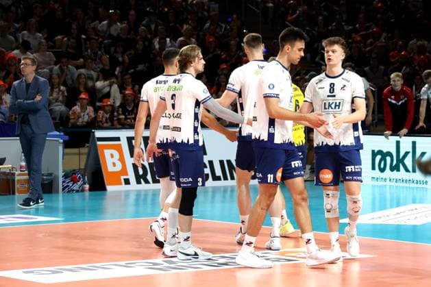 DEU, DVV, 1.VBL, BR Volleys vs. Lueneburg, 03.05.2025, Max-Schmeling-Halle, Berlin, DEU, DVV, 1.VBL, BR Volleys vs. Lueneburg, im Bild Lueneburger-Spielerkreis, Trainer Stefan Huebner (Lueneburg)