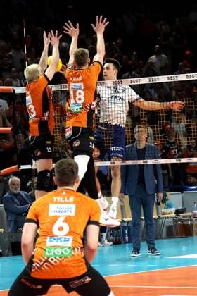 DEU, DVV, 1.VBL, BR Volleys vs. Lueneburg, 03.05.2025, Max-Schmeling-Halle, Berlin, DEU, DVV, 1.VBL, BR Volleys vs. Lueneburg, im Bild Ruben Schott (BR Volleys 13), Florian Krage (BR Volleys 18), Xander Ketrzynski (Lueneburg 11), Trainer Stefan Huebner (Lueneburg)