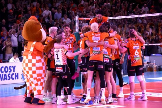 DEU, DVV, 1.VBL, BR Volleys vs. Lueneburg, 03.05.2025, Max-Schmeling-Halle, Berlin, DEU, DVV, 1.VBL, BR Volleys vs. Lueneburg, im Bild BR Volleys-Spielerkreis