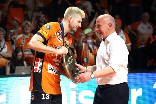 DEU, DVV, 1.VBL, BR Volleys vs. Lueneburg, 03.05.2025, Max-Schmeling-Halle, Berlin, DEU, DVV, 1.VBL, BR Volleys vs. Lueneburg, im Bild Buergermeister Wegner, Ruben Schott (BR Volleys 13), Meisterschale
