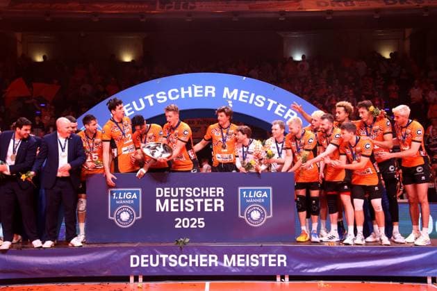 DEU, DVV, 1.VBL, BR Volleys vs. Lueneburg, 03.05.2025, Max-Schmeling-Halle, Berlin, DEU, DVV, 1.VBL, BR Volleys vs. Lueneburg, im Bild Ruben Schott (BR Volleys 13), Meisterschale, BR Volleys-Spielerkreis