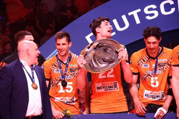DEU, DVV, 1.VBL, BR Volleys vs. Lueneburg, 03.05.2025, Max-Schmeling-Halle, Berlin, DEU, DVV, 1.VBL, BR Volleys vs. Lueneburg, im Bild Trainer Joel Banks (BR Volleys), Moritz Reichert (BR Volleys 15), Jake Hanes (BR Volleys 22), Nehemiah Mote (BR Volleys 5), Meisterschale