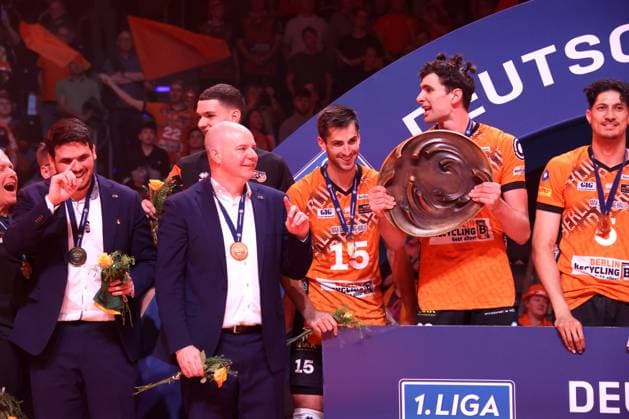 DEU, DVV, 1.VBL, BR Volleys vs. Lueneburg, 03.05.2025, Max-Schmeling-Halle, Berlin, DEU, DVV, 1.VBL, BR Volleys vs. Lueneburg, im Bild Trainer Joel Banks (BR Volleys), Co-Trainer Markus Steuerwald (BR Volleys), Moritz Reichert (BR Volleys 15), Jake Hanes (BR Volleys 22), Nehemiah Mote (BR Volleys 5), Meisterschale