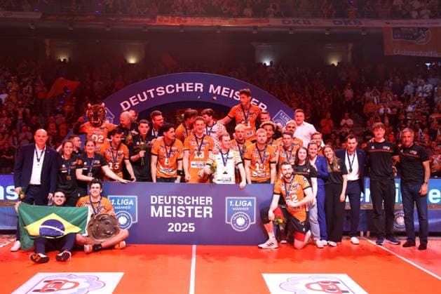 DEU, DVV, 1.VBL, BR Volleys vs. Lueneburg, 03.05.2025, Max-Schmeling-Halle, Berlin, DEU, DVV, 1.VBL, BR Volleys vs. Lueneburg, im Bild Jake Hanes (BR Volleys 22), Trainer Joel Banks (BR Volleys), Praesident Niromand (BR Volleys), Meisterschale, BR Volleys-Spielerkreis