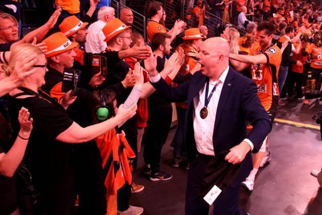 DEU, DVV, 1.VBL, BR Volleys vs. Lueneburg, 03.05.2025, Max-Schmeling-Halle, Berlin, DEU, DVV, 1.VBL, BR Volleys vs. Lueneburg, im Bild Trainer Joel Banks (BR Volleys), Moritz Reichert (BR Volleys 15), BR Volleys-Fans