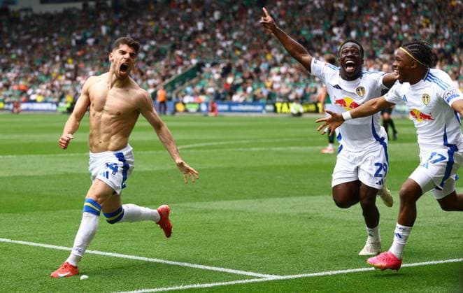 Bilder des Jahres 2025, Sport 05 Mai Sport Themen der Woche KW18 Manor Solomon of Leeds United celebrates scoring a goal to make the score 1-2 to win the Championship Plymouth Argyle v Leeds United, EFL Sky Bet Championship, Football, Home Park, Plymouth, UK - 03 May 2025 EDITORIAL USE ONLY No use with unauthorised audio, video, data, fixture lists, club league logos or live services. Online in-match use limited to 120 images, no video emulation. No use in betting, games or single club league player publications.  Copyright: xKieranxMcManus Shutterstockx 15280168ew