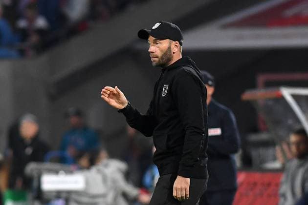 Trainer Andreas Patz (Jahn Regensburg) gestikuliert, gestik waehrend des Spiels der 2. Bundesliga zwischen 1. FC Köln und Jahn Regensburg im RheinEnergieStadion am 03. May 2025 in Köln, Deutschland. (Foto von Ralf Treese DeFodi Images) +++ Trainer Andreas Patz (Jahn Regensburg) gestures during the 2. Bundesliga match between 1. FC Köln and Jahn Regensburg at RheinEnergieStadion on May 3, 2025 in Cologne, Germany. (Photo by Ralf Treese DeFodi Images) DFB DFL REGULATIONS PROHIBIT ANY USE OF PHOTOGRAPHS AS IMAGE SEQUENCES AND OR QUASI-VIDEO. (Photo by Ralf Treese DeFodi Images)