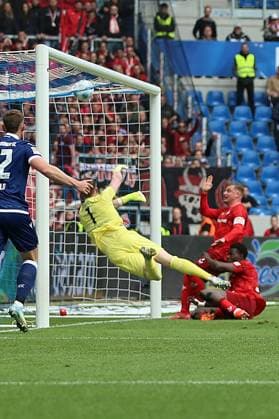 04.05.2025, xrekx, Fussball 2.Bundesliga, Karlsruher SC - 1.FC Kaiserslautern v.l. Torschuss zum 1:0 durch Louey Ben Farhat (Karlsruher SC) Julian Krahl (1.FC Kaiserslautern) Marlon Ritter (1.FC Kaiserslautern) (DFL DFB REGULATIONS PROHIBIT ANY USE OF PHOTOGRAPHS as IMAGE SEQUENCES and or QUASI-VIDEO) Karlsruhe