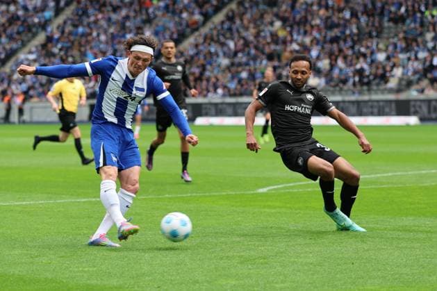 2. Fußball Bundesliga, Hertha BSC - Greuther Fürth Tor, Fabian Reese (Hertha BSC Berlin 11) trift zum 1:0 gegen Julian Green (Greuther Fürth 37) ins Tor, während der Begegnung in der 2. Fußball Bundesliga, Hertha BSC - Greuther Fürth in Berlin, Olympiastadion, am 04.05.2025. DFB regulations prohibit any use of photographs as image sequences and or quasi video.