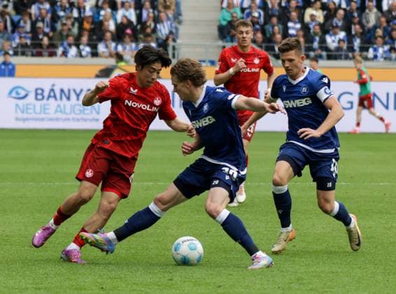 04.05.2025, xhettx, Fussball 2.Bundesliga, Karlsruher SC - 1.FC Kaiserslautern v.l. Daisuke Yokota (1. FC Kaiserslautern, 41) bleibt an David Herold (Karlsruhe SC, 20) hängen (DFL DFB REGULATIONS PROHIBIT ANY USE OF PHOTOGRAPHS as IMAGE SEQUENCES and or QUASI-VIDEO)